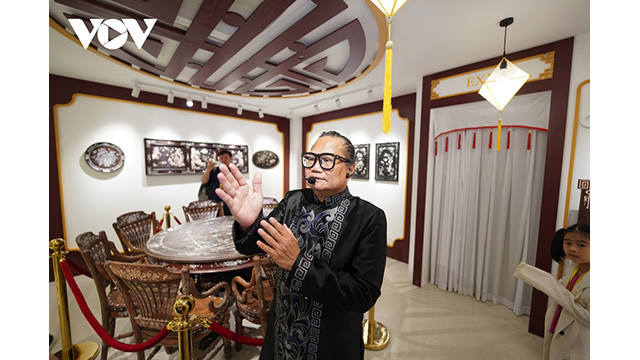 Dô Hùng est le propriétaire de deux musées: Musée royal de la dynastie des Nguyên et Musée des bijoux de 54 ethnies du Vietnam. Tous les objets de ces Musées avaient été collectés et achetés aux enchères par lui à l'étranger. Photo : VOV.