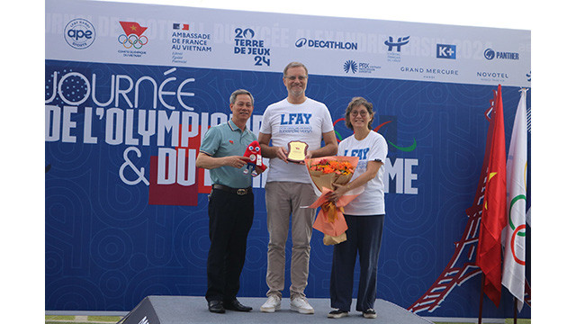 L’Ambassadeur de France au Vietnam, Olivier Brochet (au centre) et le secrétaire général du Comité national olympique, Trân Van Manh (1er à gauche). Photo : Minh Hanh.