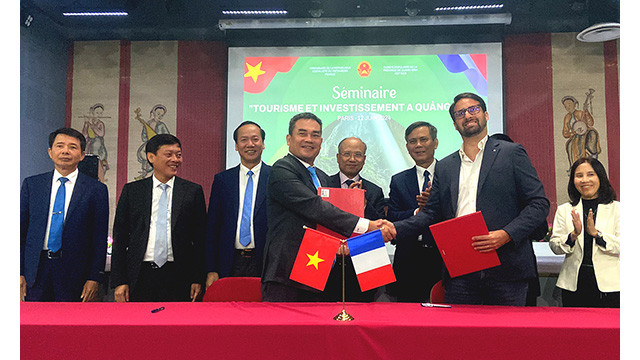 Les représentants du Service du Tourisme ont signé un mémorandum de coopération avec des partenaires pour promouvoir la croissance des marchés touristiques français et européen. Photo : baoquangbinh.vn Les représentants du Service du Tourisme ont signé un mémorandum de coopération avec des partenaires pour promouvoir la croissance des marchés touristiques français et européen. Photo : baoquangbinh.vn