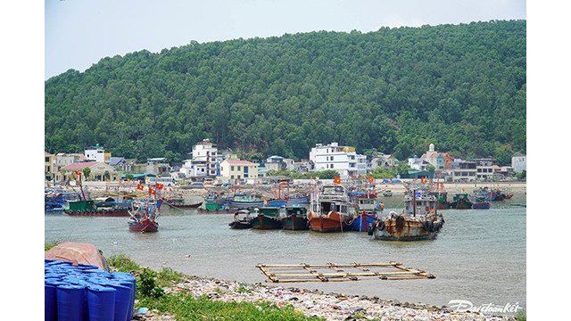 Chaque jour, la commune s’anime avec les bateaux de pêche qui reviennent avec toutes sortes de poissons et de crevettes. Photo : daidoanket.vn Chaque jour, la commune s’anime avec les bateaux de pêche qui reviennent avec toutes sortes de poissons et de crevettes. Photo : daidoanket.vn