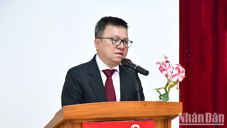 Le rédacteur en chef, Lê Quôc Minh, membre du Comité central du Parti, chef adjoint de la Commission centrale de Propagande et d’Éducation, président de l'Association des journalistes du Vietnam, s'exprime lors de l'événement. Photo : nhandan.vn Le rédacteur en chef, Lê Quôc Minh, membre du Comité central du Parti, chef adjoint de la Commission centrale de Propagande et d’Éducation, président de l'Association des journalistes du Vietnam, s'exprime lors de l'événement. Photo : nhandan.vn