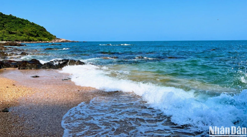 L'eau bleue, propre et fraîche est propice à la baignade. Photo : nhandan.vn L'eau bleue, propre et fraîche est propice à la baignade. Photo : nhandan.vn