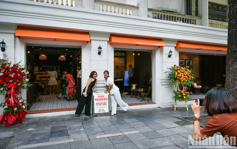 Prise de photo à l’espace du Journal Nhân Dân. Photo : nhandan.vn Prise de photo à l’espace du Journal Nhân Dân. Photo : nhandan.vn