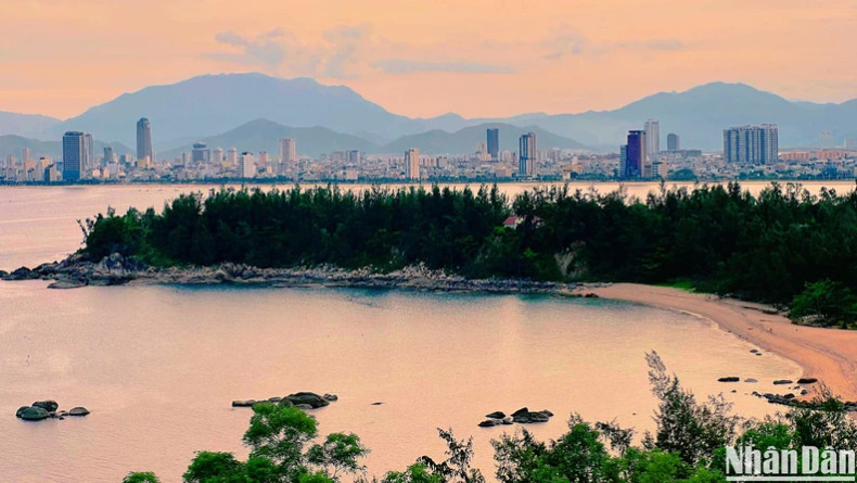 Avec son relief particulier et son air pur, la péninsule de Son Trà est également une destination idéale pour admirer le coucher du soleil. Photo : nhandan.vn Avec son relief particulier et son air pur, la péninsule de Son Trà est également une destination idéale pour admirer le coucher du soleil. Photo : nhandan.vn