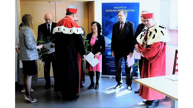 La professeure Kim Ngân reçoit le Prix du Recteur de l'Université Pédagogique de Cracovie en 2022. Photo : thoidai.com.vn