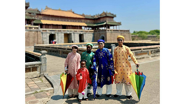 Quang Linh et Team Africa lors de leur visite au Vietnam. Photo : baoquocte.vn Quang Linh et Team Africa lors de leur visite au Vietnam. Photo : baoquocte.vn