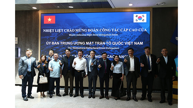 La délégation du FPV en visite de travail en République de Corée. Photo : L'Association des hommes d'affaires et d'investissement Vietnam-République de Corée. La délégation du FPV en visite de travail en République de Corée. Photo : L'Association des hommes d'affaires et d'investissement Vietnam-République de Corée.
