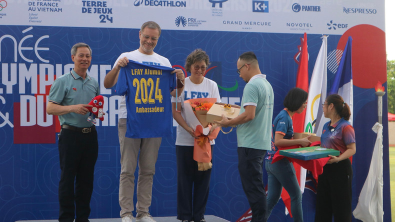 Le secrétaire général du Comité national olympique, Trân Van Manh (1er à partir de gauche) et l’Ambassadeur de France au Vietnam, Olivier Brochet (2e à partir de gauche). Photo : Minh Hanh.