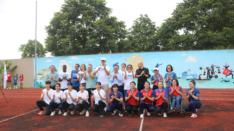 L’Ambassadeur de France au Vietnam, Olivier Brochet, le secrétaire général du Comité national olympique, Trân Van Manh, le directeur adjoint du Département général de l’éducation physique et des sports, Nguyên Hông Minh et les sportifs lors de la cérémonie de la fresque. Photo : Minh Hanh.