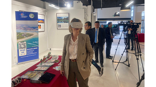 Les délégués découvrent le tourisme de Quang Binh grâce à la technologie de réalité virtuelle. Photo : baoquangbinh.vn Les délégués découvrent le tourisme de Quang Binh grâce à la technologie de réalité virtuelle. Photo : baoquangbinh.vn