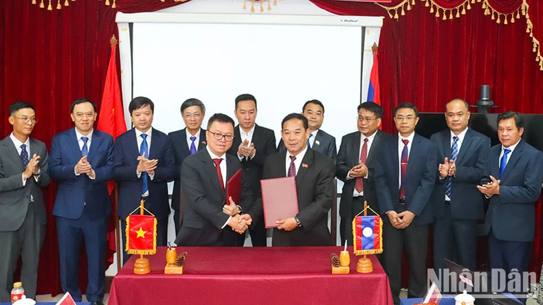La signature d'un mémorandum de coopération entre le journal Nhân Dân et le journal Pasaxon pour la période 2024-2029. Photo : nhandan.vn La signature d'un mémorandum de coopération entre le journal Nhân Dân et le journal Pasaxon pour la période 2024-2029. Photo : nhandan.vn
