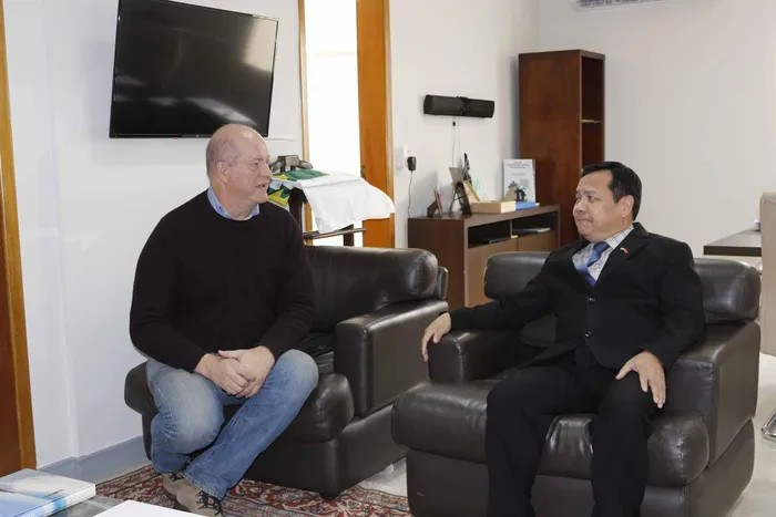 L'ambassadeur du Vietnam au Brésil, Bui Van Nghi (à droite) et le directeur adjoint du Service des Affaires étrangères de la région capitale spéciale de Brasilia (à gauche). Photo : Ambassade du Vietnam au Brésil