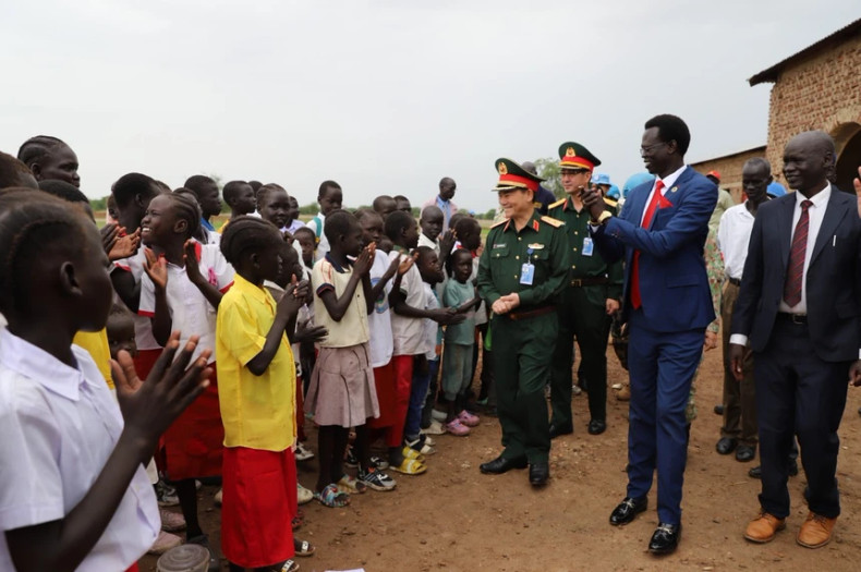 Les enfants de l'école intermédiaire de Nyinkuac à Abyei étaient heureux lorsque la délégation leur a rendu visite et a remis les salles de classe et la cuisine à l'école. Photo : phunuvietnam.vn