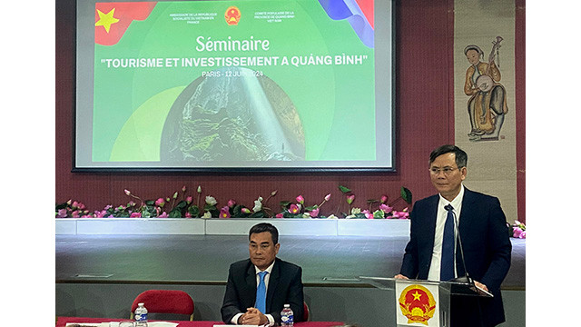 Le président du Comité populaire provincial, Trân Thang s'exprime lors de la conférence visant à promouvoir l'investissement et le tourisme de Quang Binh en France. Photo : baoquangbinh.vn Le président du Comité populaire provincial, Trân Thang s'exprime lors de la conférence visant à promouvoir l'investissement et le tourisme de Quang Binh en France. Photo : baoquangbinh.vn