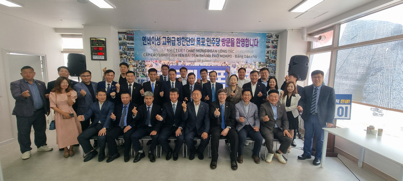 La délégation du Comité populaire de la province de Yên Bai et les dirigeants de la ville de Mokpo. Photo : L'Association VKBIA. La délégation du Comité populaire de la province de Yên Bai et les dirigeants de la ville de Mokpo. Photo : L'Association VKBIA.