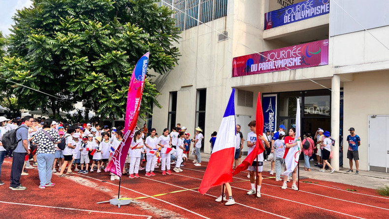Un défilé marque l'arrivée de la flamme olympique. Photo : Minh Hanh.