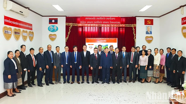 Les délégués participent à l'inauguration d'un nouveau système de journal électronique au Journal lao Pasaxon. Photo : nhandan.vn Les délégués participent à l'inauguration d'un nouveau système de journal électronique au Journal lao Pasaxon. Photo : nhandan.vn