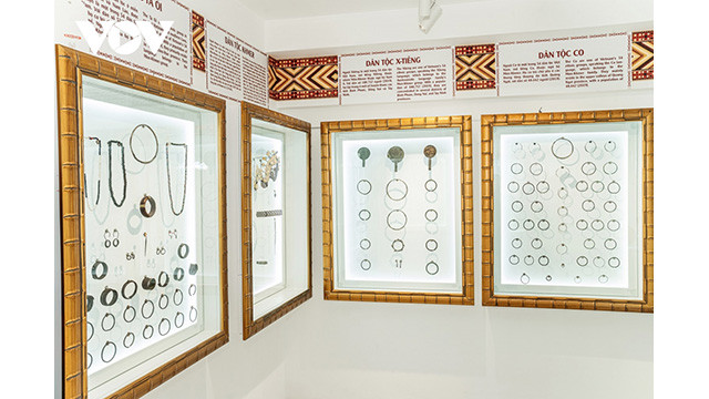 Des bijoux des ethnies du Tây Nguyên exposés au Musée des bijoux des ethnies du Vietnam. Photo : VOV.