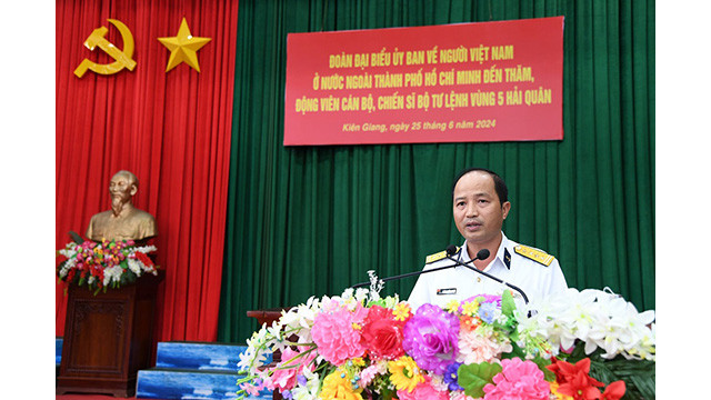 Le colonel Luong Quôc Anh, commandant adjoint de la région navale 5 s'exprime lors de la rencontre de la délégation du Comité chargé des Vietnamiens résidant à l’étranger de Hô Chi Minh-Ville. Photo : L'Association VKBIA.