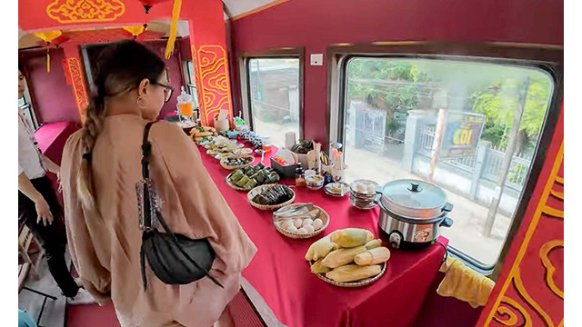 Samy et sa petite amie profitent d'un repas dans le train. Ils ont été impressionnés car les ustensiles tels que les cuillères, les assiettes, étaient fabriqués à partir de matériaux respectueux de l'environnement. Photo : Social Samy.