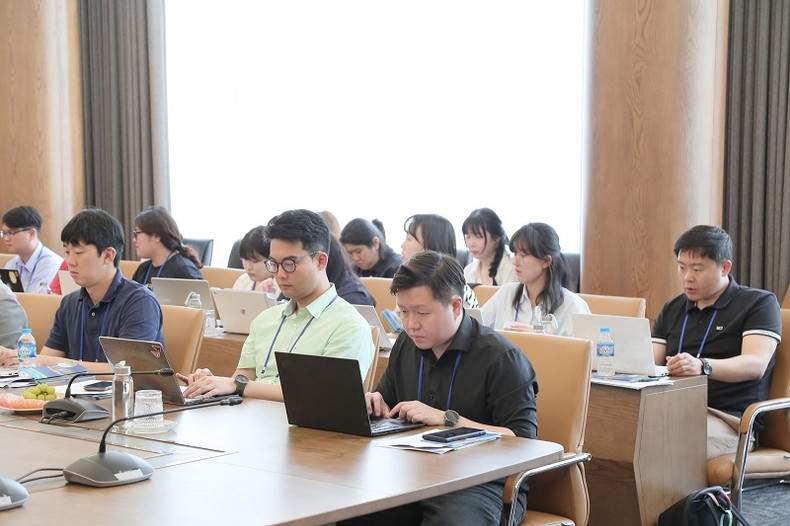 Les journalistes sud-coréens lors de la séance de travail. Photo : baodautu.vn
