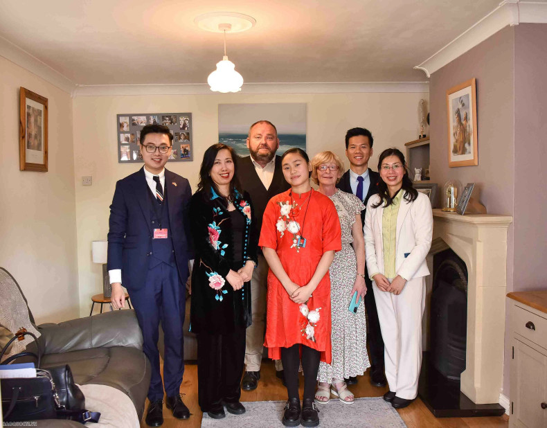 La vice-ministre des Affaires étrangères et présidente du Comité d’État pour les Vietnamiens de l’étranger, Lê Thi Thu Hang, et la famille de Eamon McMullen, qui a adopté une enfant vietnamienne, Ngô Huong Thao, à Dublin. Photo: baoquocte.vn La vice-ministre des Affaires étrangères et présidente du Comité d’État pour les Vietnamiens de l’étranger, Lê Thi Thu Hang, et la famille de Eamon McMullen, qui a adopté une enfant vietnamienne, Ngô Huong Thao, à Dublin. Photo: baoquocte.vn