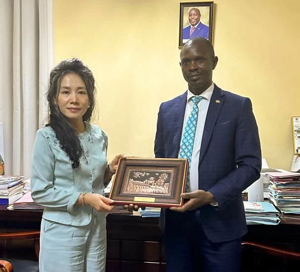 L'ambassadrice Vu Thanh Huyên (à gauche) et le ministre burundais de l'Environnement, de l'Agriculture et de l'Élevage, Prosper Dodiko (à droite). Photo : baoquocte.vn