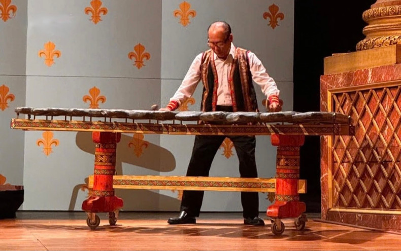 L'artiste du peuple Dông Van Minh joue le morceau de musique intitulé « Louange à l'héros », écrit pour le lithophone, lors du concert d'automne France-Vietnam. Photo : VOV. L'artiste du peuple Dông Van Minh joue le morceau de musique intitulé « Louange à l'héros », écrit pour le lithophone, lors du concert d'automne France-Vietnam. Photo : VOV.
