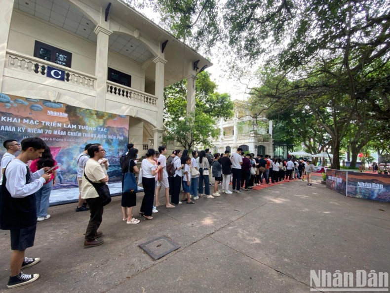 Les lecteurs ont fait la queue pour obtenir leur supplément "Tableau panoramique de la campagne de Diên Biên Phu". Photo : nhandan.vn Les lecteurs ont fait la queue pour obtenir leur supplément "Tableau panoramique de la campagne de Diên Biên Phu". Photo : nhandan.vn
