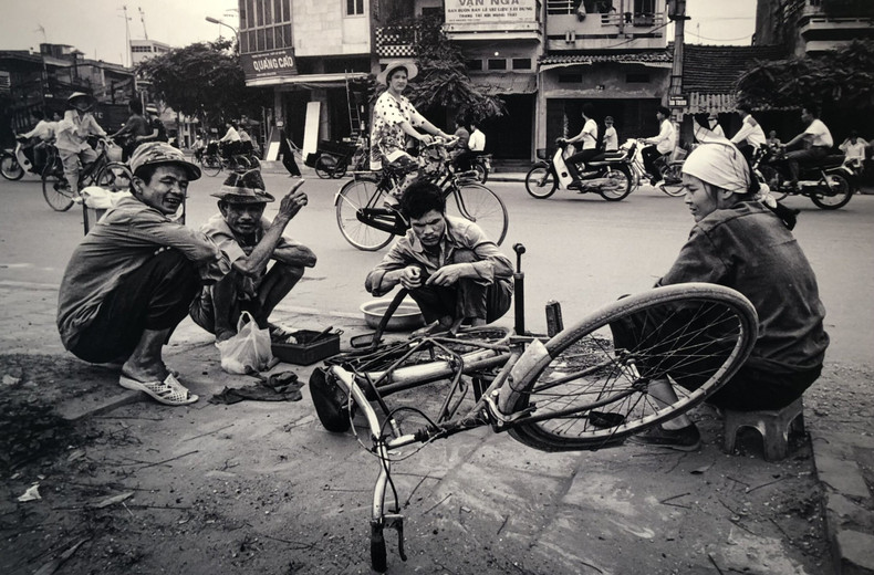 Un réparateur de vélos sur la rue de Tam Trinh il y a 26 ans. Photo : Andy Soloman. Un réparateur de vélos sur la rue de Tam Trinh il y a 26 ans. Photo : Andy Soloman.
