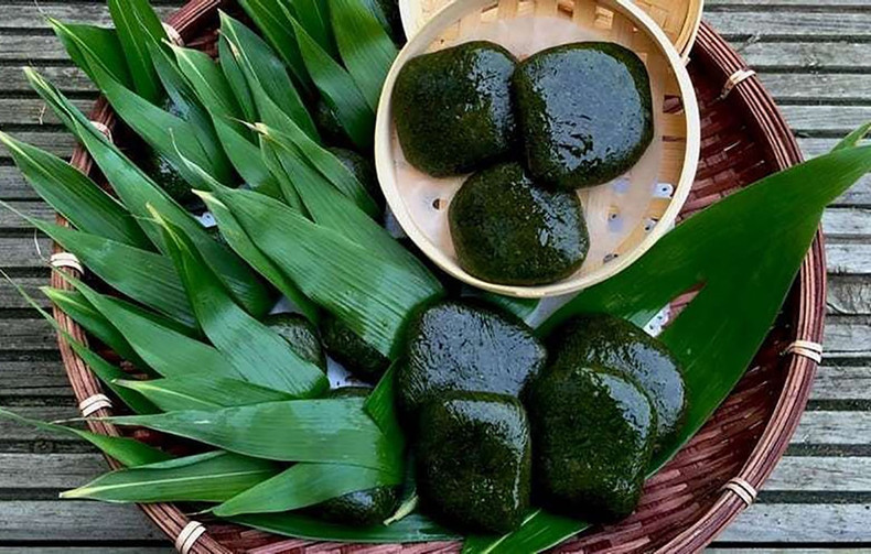 Les gâteaux de riz aux feuilles d'armoise sont l'un des nombreux gâteaux traditionnels et uniques de l’ethnie Tày dans la région du lac de Ba Bê. Photo: hanoimoi.vn Les gâteaux de riz aux feuilles d'armoise sont l'un des nombreux gâteaux traditionnels et uniques de l’ethnie Tày dans la région du lac de Ba Bê. Photo: hanoimoi.vn