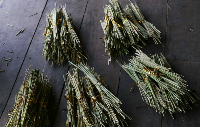 Les tiges de riz sont utilisées pour créer différentes parties comme les cornes de buffle, la tête, la crinière du cheval, les jambes et la queue.... Photo : toquoc.vn Les tiges de riz sont utilisées pour créer différentes parties comme les cornes de buffle, la tête, la crinière du cheval, les jambes et la queue.... Photo : toquoc.vn