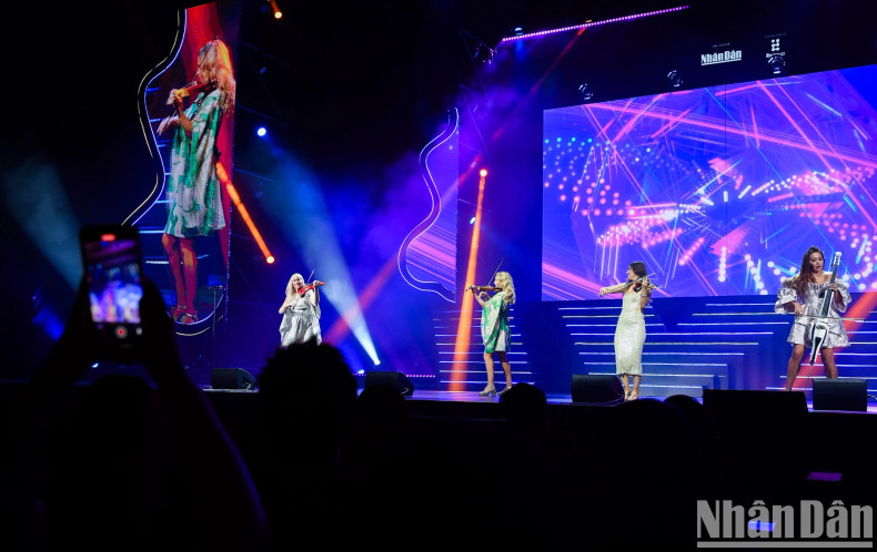 La scène du concert « Bond Live in Vietnam » semblait « enchantée », avec une fusion incroyable entre les éléments de la culture vietnamienne et la musique de Bond. Photo : nhandan.vn La scène du concert « Bond Live in Vietnam » semblait « enchantée », avec une fusion incroyable entre les éléments de la culture vietnamienne et la musique de Bond. Photo : nhandan.vn