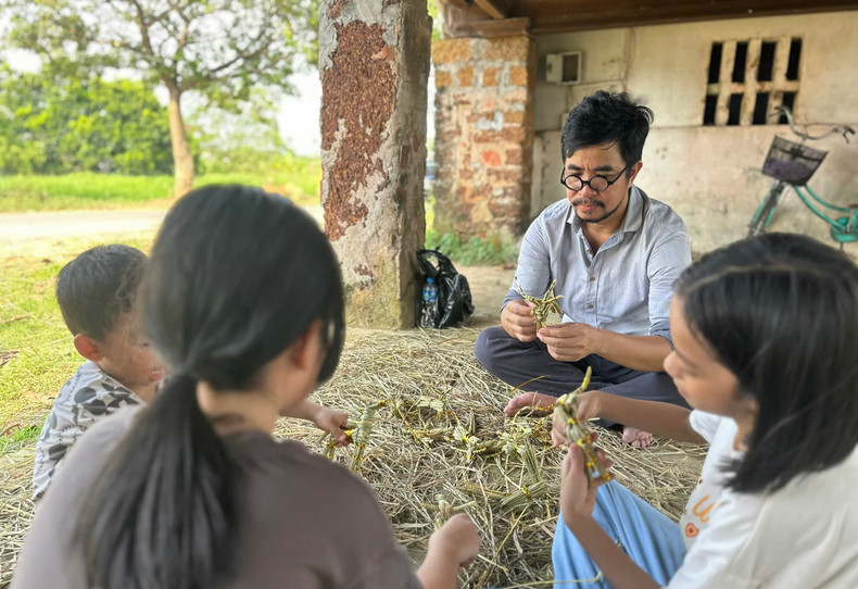 Les tiges de riz sont utilisées pour créer différentes parties comme les cornes de buffle, la tête, la crinière du cheval, les jambes et la queue.... Photo : toquoc.vn Les tiges de riz sont utilisées pour créer différentes parties comme les cornes de buffle, la tête, la crinière du cheval, les jambes et la queue.... Photo : toquoc.vn