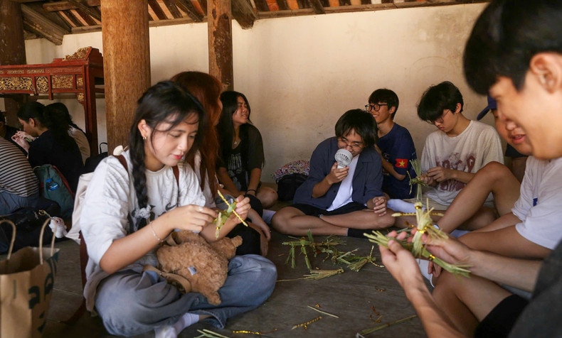 Les tiges de riz sont utilisées pour créer différentes parties telles que les cornes de buffle, la tête, la crinière du cheval... Photo : toquoc.vn Les tiges de riz sont utilisées pour créer différentes parties telles que les cornes de buffle, la tête, la crinière du cheval... Photo : toquoc.vn