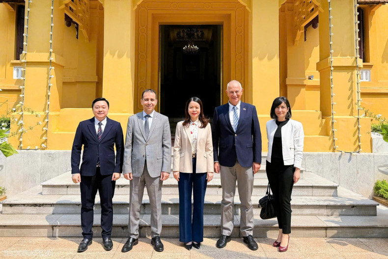 La vice-ministre Nguyên Minh Hang (au centre), l'ambassadeur de Turquie au Vietnam (2d à partir de gauche) et Reha Denemec, président du Conseil d'affaires Turquie-Vietnam (2e à partir de droite) et les autres délégués lors de la réception. Photo: baoquocte.vn La vice-ministre Nguyên Minh Hang (au centre), l'ambassadeur de Turquie au Vietnam (2d à partir de gauche) et Reha Denemec, président du Conseil d'affaires Turquie-Vietnam (2e à partir de droite) et les autres délégués lors de la réception. Photo: baoquocte.vn