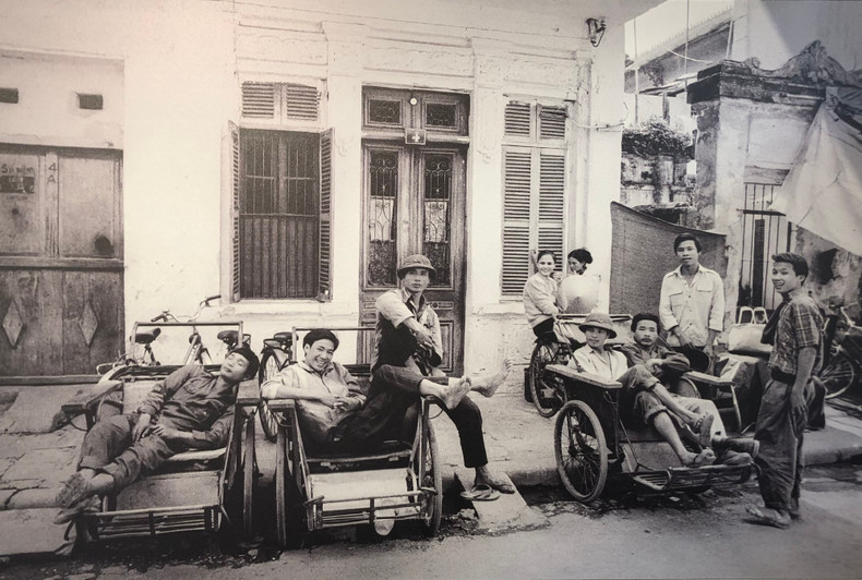Les conducteurs de cyclo-pousse dans la rue Nguyên Quang Bich en 1992. Photo : Andy Soloman. Les conducteurs de cyclo-pousse dans la rue Nguyên Quang Bich en 1992. Photo : Andy Soloman.