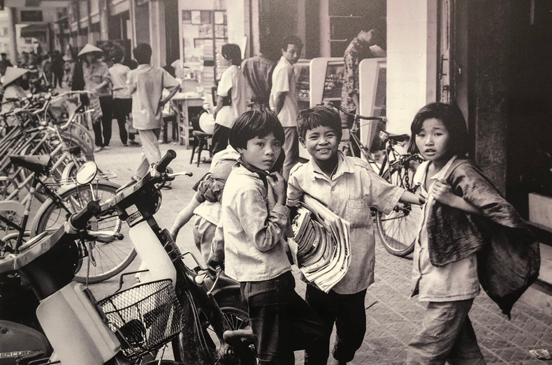 Les enfants vendant des journaux dans la rue de Tràng Tiên il y a 32 ans. Photo : Andy Soloman. Les enfants vendant des journaux dans la rue de Tràng Tiên il y a 32 ans. Photo : Andy Soloman.
