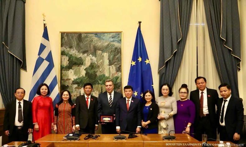 La délégation vietnamienne et Emmanouil Konsolas, président de la Commission des affaires régionales de la Grèce. Photo: baoquocte.vn