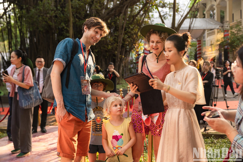 Les visiteurs internationaux ont été ravis de découvrir le Tableau panoramique de Diên Biên Phu. Photo : nhandan.vn Les visiteurs internationaux ont été ravis de découvrir le Tableau panoramique de Diên Biên Phu. Photo : nhandan.vn