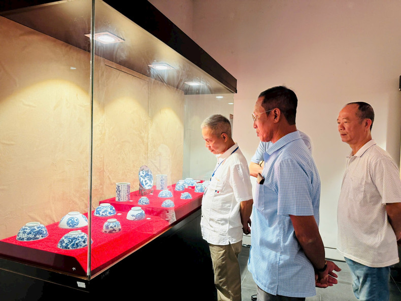 Les visiteurs lors de l'exposition. Photo : hanoimoi.vn