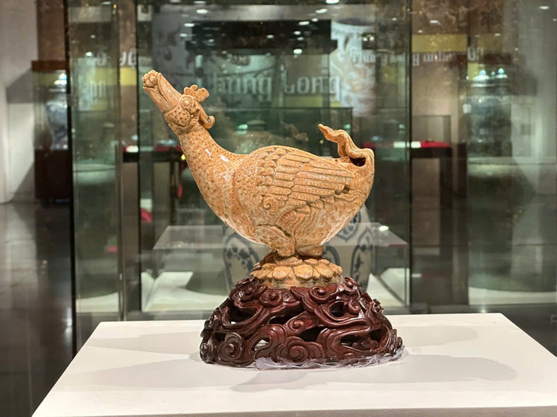 L'artefact représentant un oiseau tenant un lotus dans son bec datant de la dynastie Ly. Photo : Hoàng Lân/hanoimoi.vn