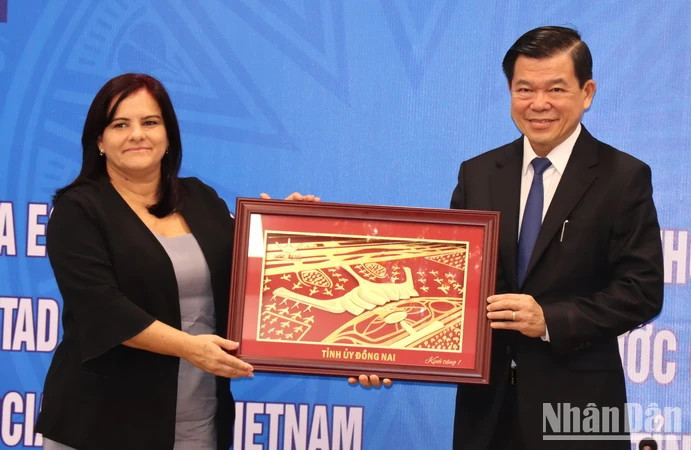 La secrétaire du Comité provincial du Parti de Dông Nai, Nguyên Hông Linh, a offert un cadeau à la première secrétaire de la province de Pinar del Rio, Yamilé Ramos Cordero. Photo : nhandan.vn La secrétaire du Comité provincial du Parti de Dông Nai, Nguyên Hông Linh, a offert un cadeau à la première secrétaire de la province de Pinar del Rio, Yamilé Ramos Cordero. Photo : nhandan.vn