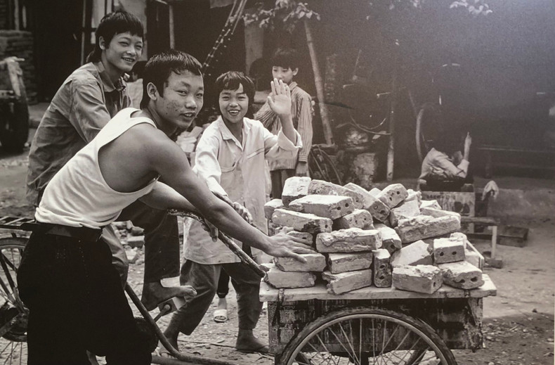 Transport de briques recyclées il y a 32 ans. Photo : Andy Soloman. Transport de briques recyclées il y a 32 ans. Photo : Andy Soloman.