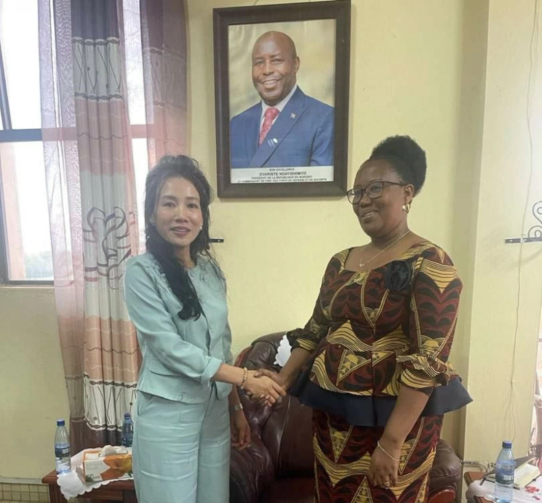 L'ambassadrice Vu Thanh Huyên a travaillé avec la ministre burundais de l'Information et des Communications, Léocardie Ndacayisaba. Photo : baoquocte.vn