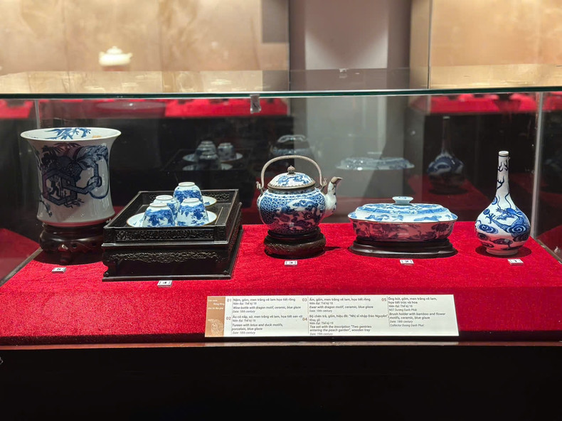 Ensemble de théières en céramique à glaçure bleue du XVIIIe siècle. Photo : Hoàng Lân/hanoimoi.vn