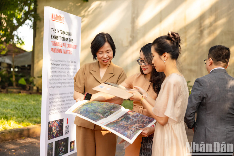 Le supplément « Tableau panoramique de la campagne de Diên Biên Phu » du journal Nhân Dân est un exemple d'innovation de la presse imprimée de classe mondiale ảnh 3 Le supplément « Tableau panoramique de la campagne de Diên Biên Phu » du journal Nhân Dân est un exemple d'innovation de la presse imprimée de classe mondiale ảnh 3