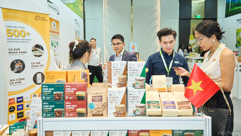 Certains produits verts et technologies avancées du Vietnam et de l'Europe ont été présentés lors de l'événement. Photo : congthuong.vn Certains produits verts et technologies avancées du Vietnam et de l'Europe ont été présentés lors de l'événement. Photo : congthuong.vn