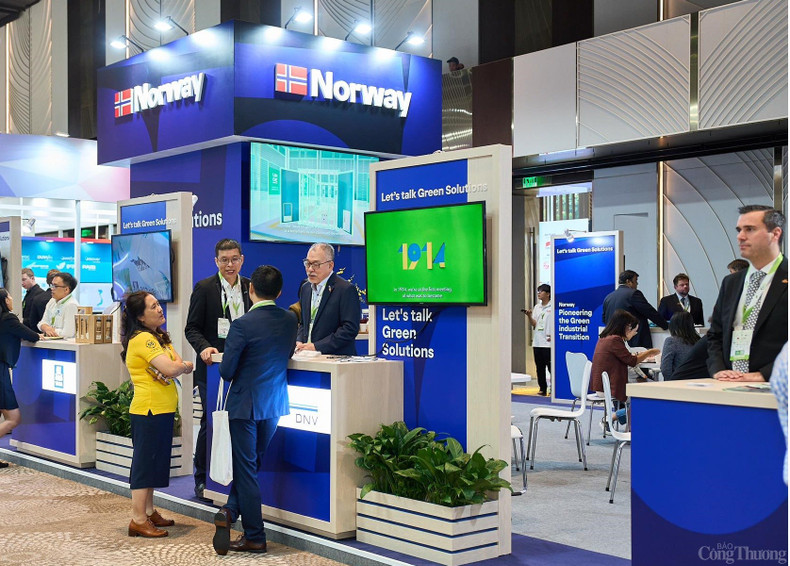Certains produits verts et technologies avancées du Vietnam et de l'Europe ont été présentés lors de l'événement. Photo : congthuong.vn Certains produits verts et technologies avancées du Vietnam et de l'Europe ont été présentés lors de l'événement. Photo : congthuong.vn