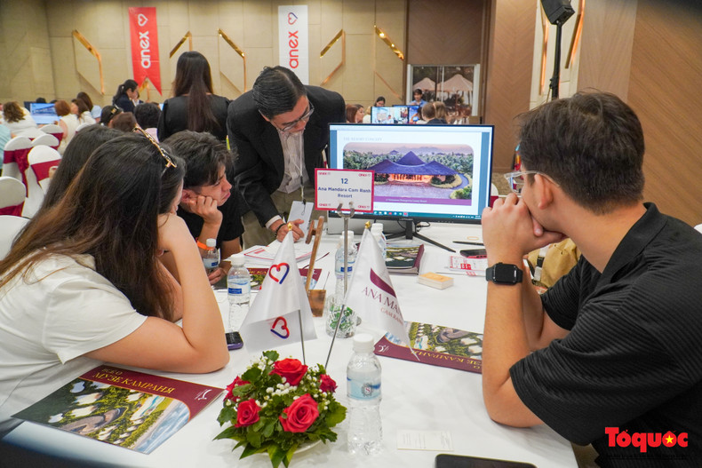 Les hôtels de Khanh Hoa présentent leurs produits et services aux agences de voyages du Kazakhstan et des pays de la CEI. Photo : toquoc.vn Les hôtels de Khanh Hoa présentent leurs produits et services aux agences de voyages du Kazakhstan et des pays de la CEI. Photo : toquoc.vn